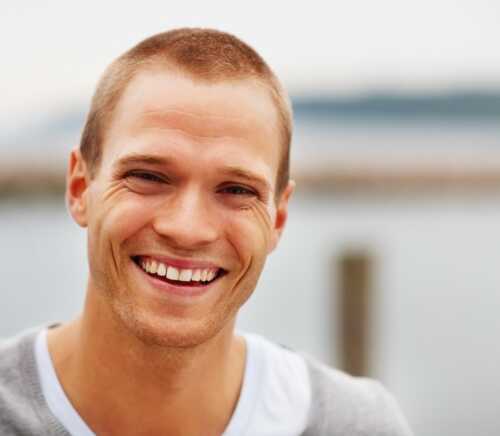Smilende mann. Foto.